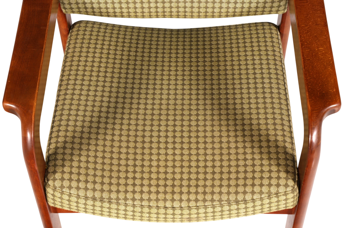 Hauptstadt Möblerei Mid Century Armlehnstuhl mit warmem Holzgestell und olivgrünem, gemustertem Stoffbezug