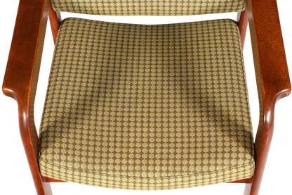 Hauptstadt Möblerei Mid Century Armlehnstuhl mit warmem Holzgestell und olivgrünem, gemustertem Stoffbezug