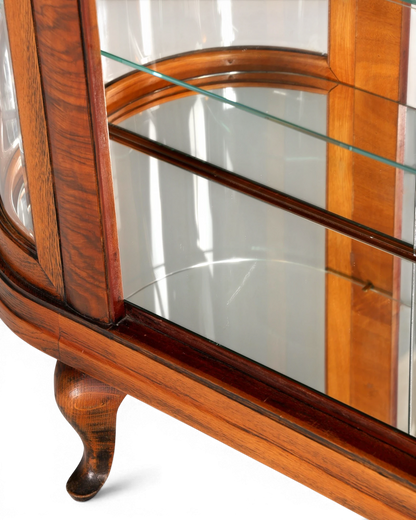 Hauptstadt Möblerei Vitrine aus dunklem Holz mit geschwungenen Glasfronten und eleganten geschwungenen Beinen