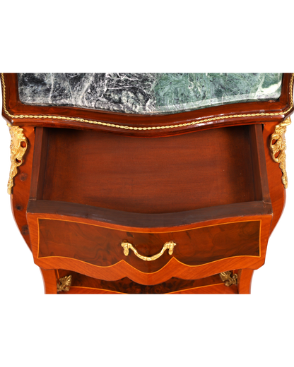 Hauptstadt Möblerei Louis XV Beistelltisch aus Holz mit grüner Marmorplatte, Messingverzierungen und Schublade