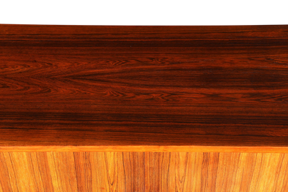 Beeindruckendes Original Hans J. Wegner für RY Møbler Modell RY 25 Sideboard Palisander Holz TV Kommode Vintage Schiebetür Schrank 1 von 2