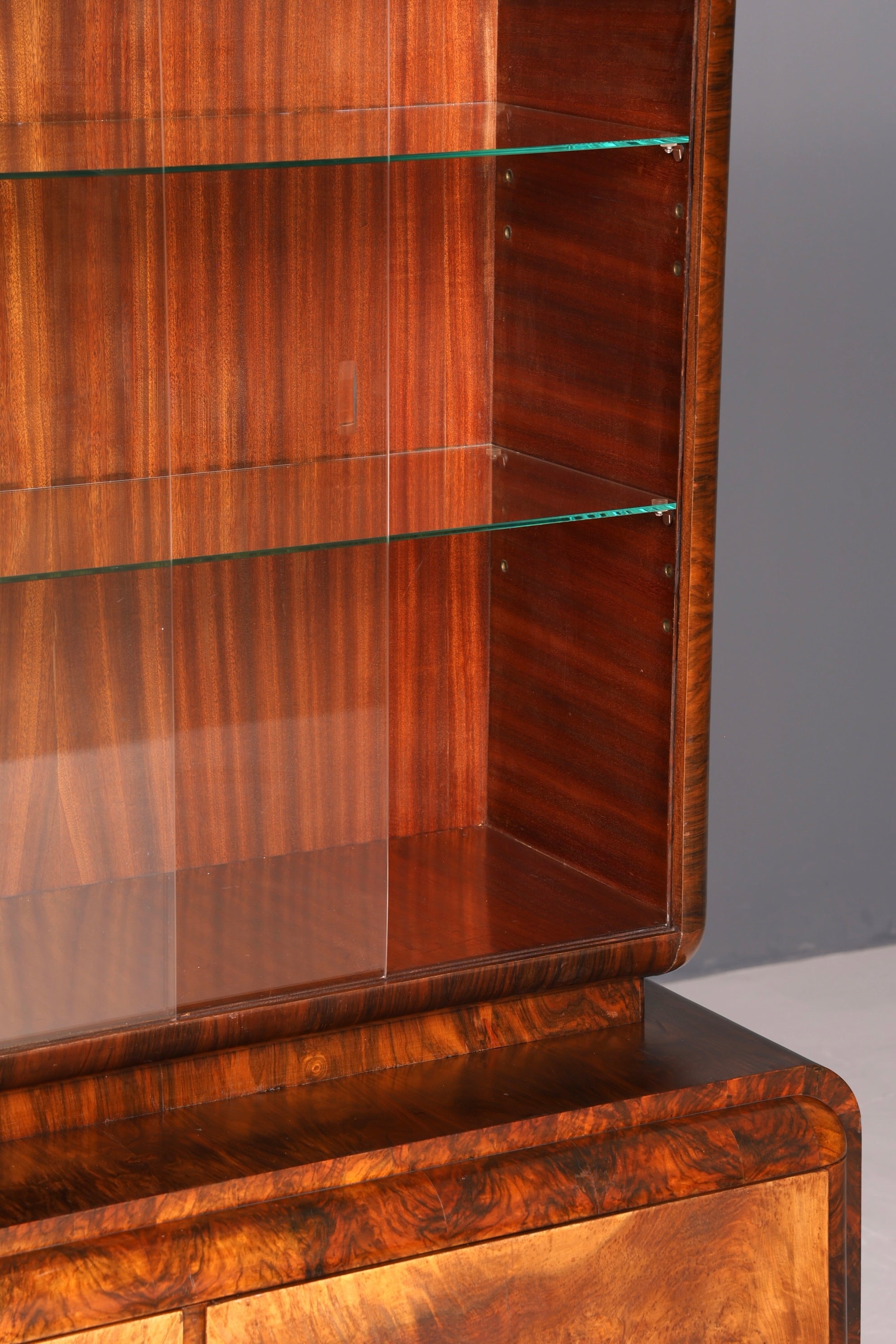 Edle Art Deco Vitrine Nussbaum Vitrine massiv Holz Antik Schrank Regal Vitrinenschrank