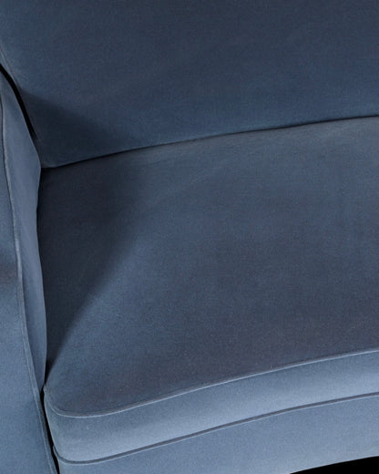 Hauptstadt Möblerei Sofa H872 in dunkelblauem Samt mit weicher Textur und eleganter Nahtführung