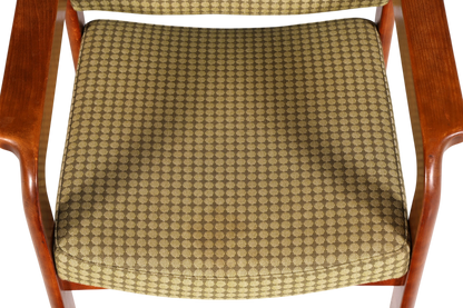 Hauptstadt Möblerei Mid Century Armlehnstuhl mit gemustertem Stoffbezug und geschwungenem Holzrahmen in der Draufsicht