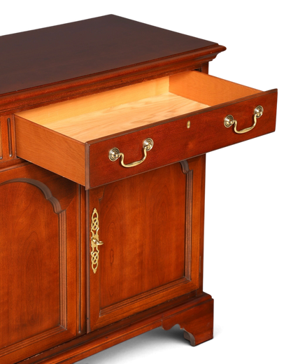 Hauptstadt Möblerei Drexel Heritage Sideboard aus dunklem Holz mit offener Schublade und goldenen Messingbeschlägen