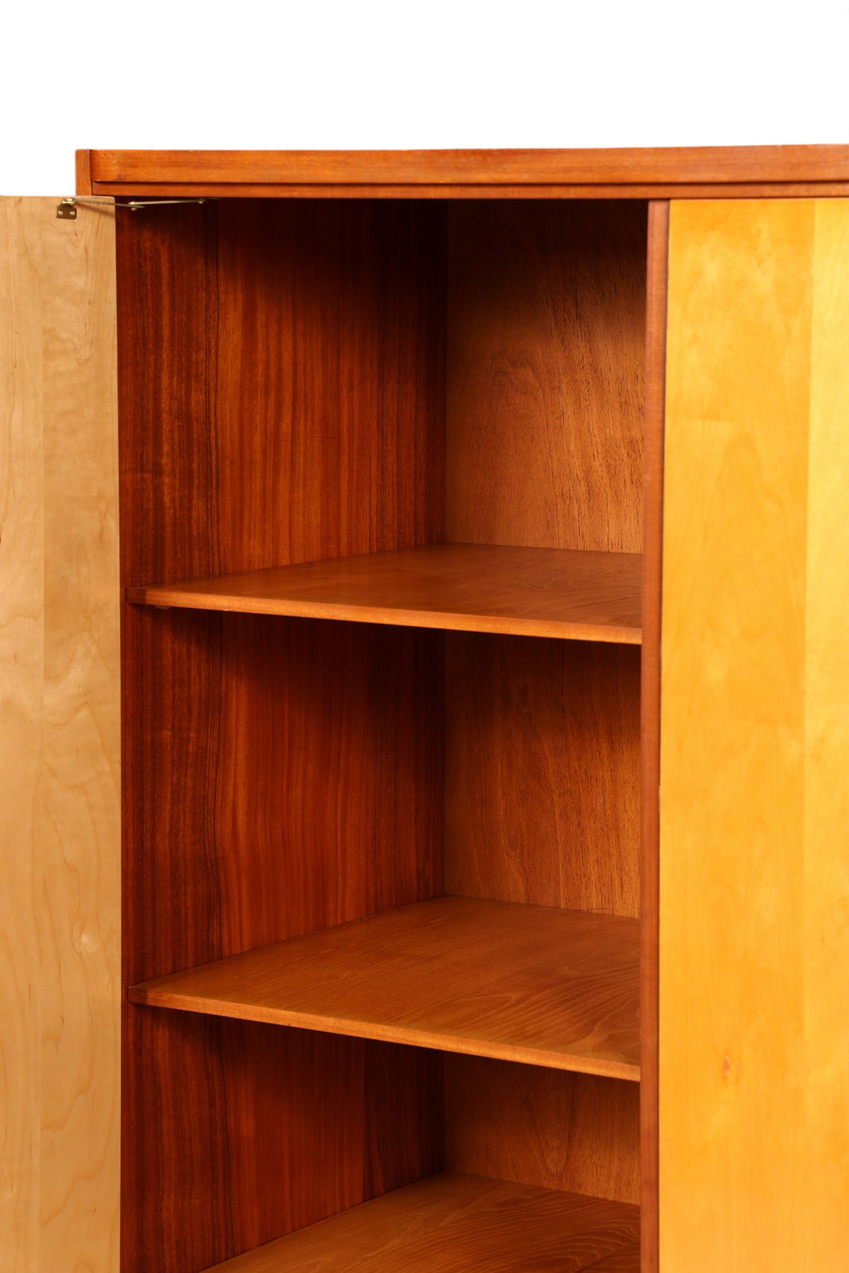 Hauptstadt Möblerei Mid Century Kleiderschrank aus Massivholz mit offenen Regalfächern im Innenraum