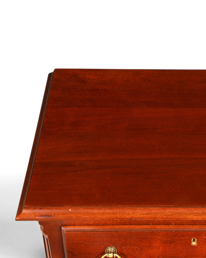 Hauptstadt Möblerei H826 Tischplatte aus dunkelbraunem Holz mit klassischer Maserung und glattem Finish