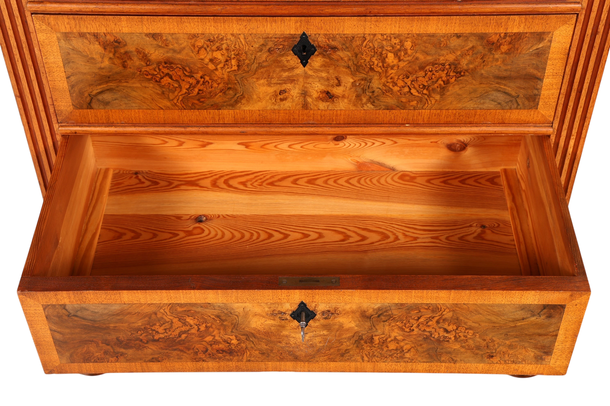 Hauptstadt Möblerei antike Gründerzeit Kommode aus massivem Holz mit offener Schublade und dekorativer Maserung