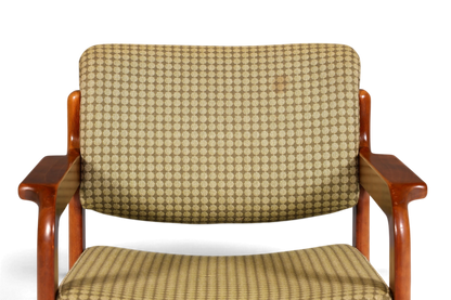 Hauptstadt Möblerei Mid Century Armlehnstuhl aus Holz mit gemustertem Stoffbezug in Beige und Braun