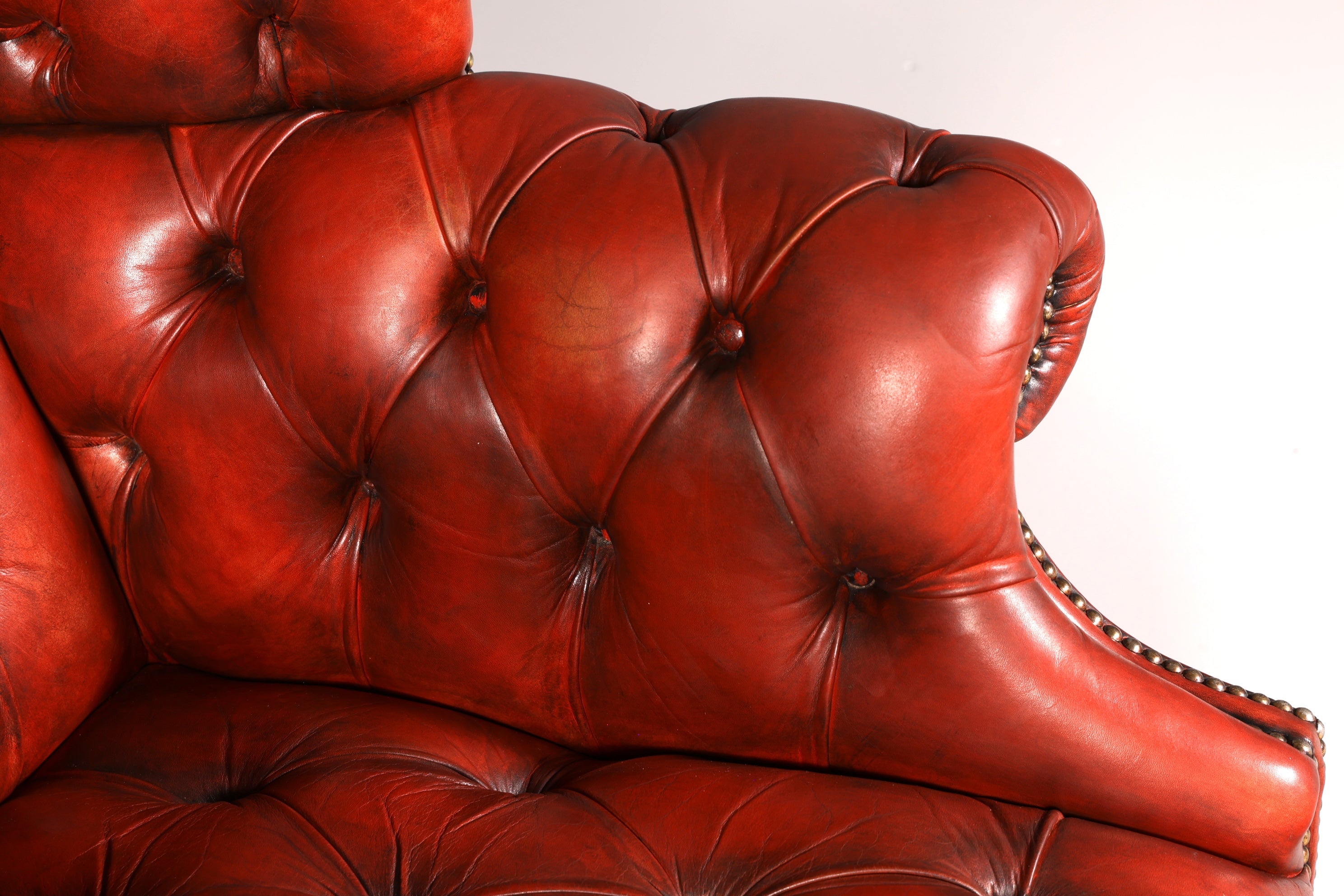 Originele Chesterfield-oortfauteuil met hocker, echt leer, Engelse herenfauteuil, leren fauteuil, antiek, vintage