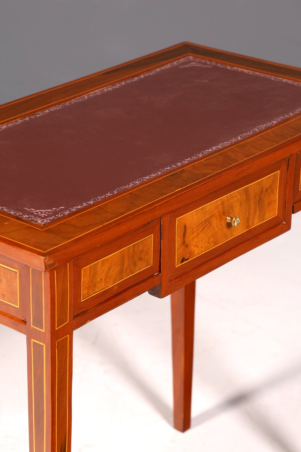 Prachtige verfijnde schrijftafel in antieke Franse stijl, echt houten bureau, kantoortafel