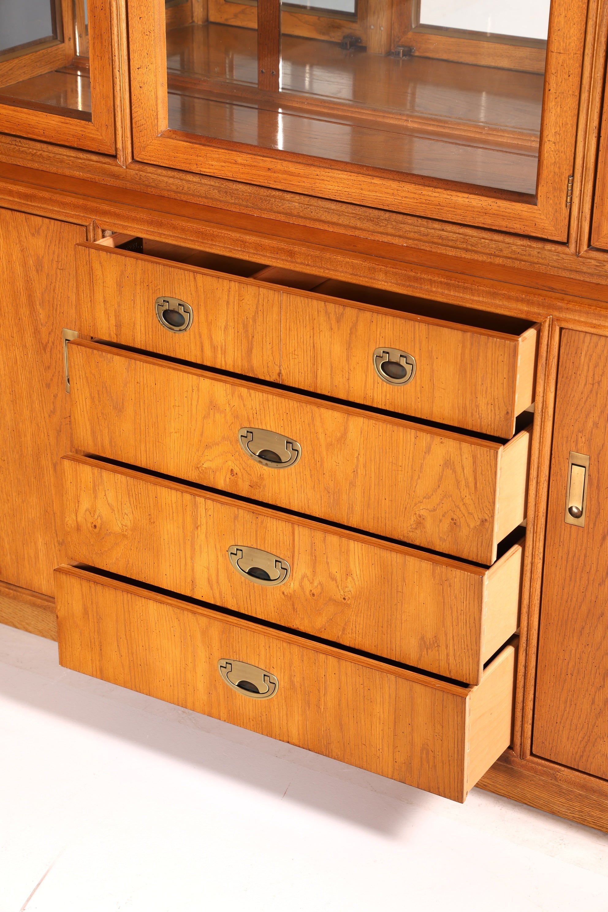 Edler Original Drexel Heritage Vitrine Bücherschrank Art Deco USA Antik Schrank Buffet Regal Glasvitrine Vintage Holz
