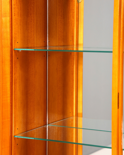 Hauptstadt Möblerei englische Vitrine aus Holz mit verstellbaren Glasböden und eleganter 60er Jahre Optik