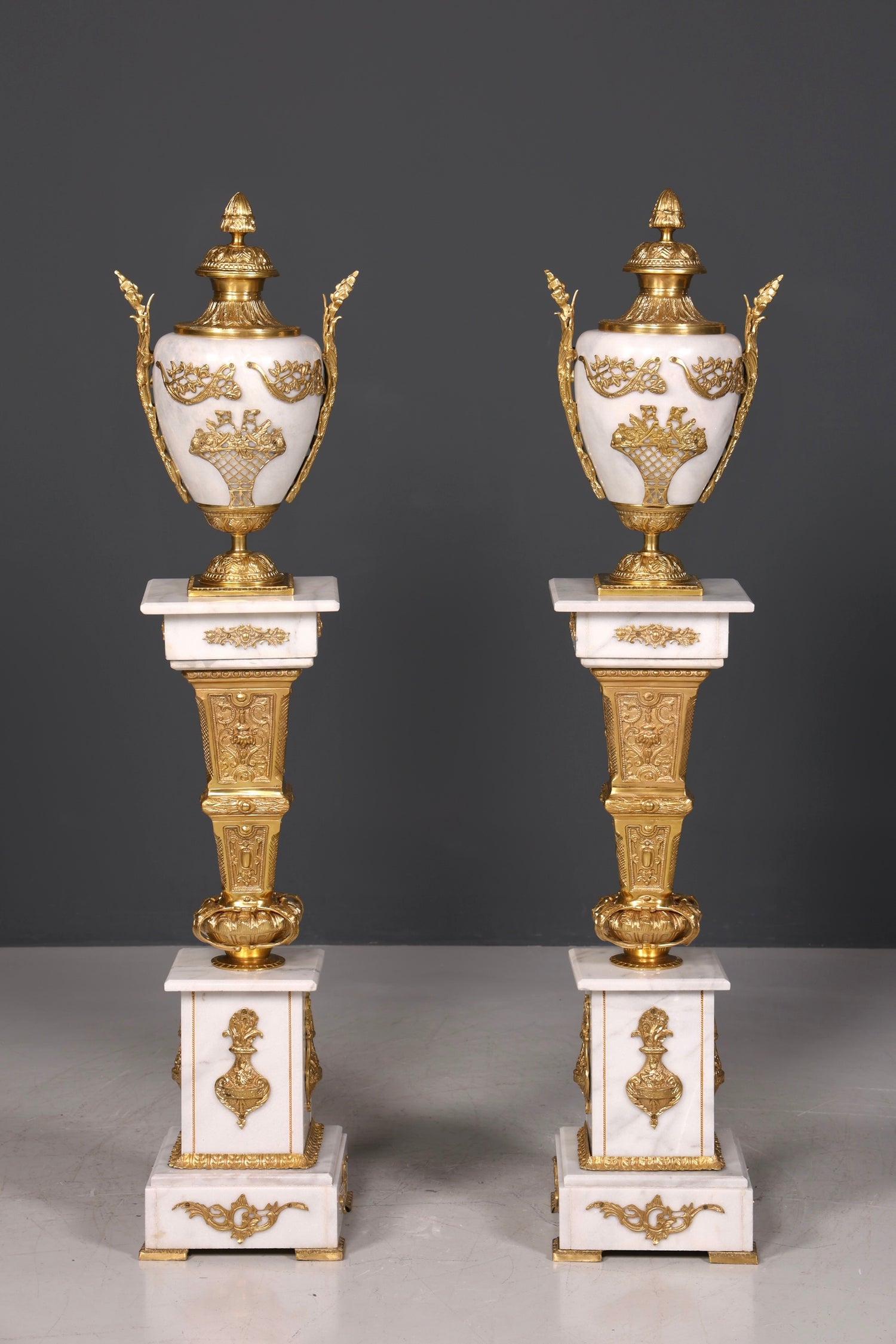 Wunderschöne Barock Stil Säule mit Vase Louis XV Marmor Blumensäule weißer Naturstein Sockel Ablage