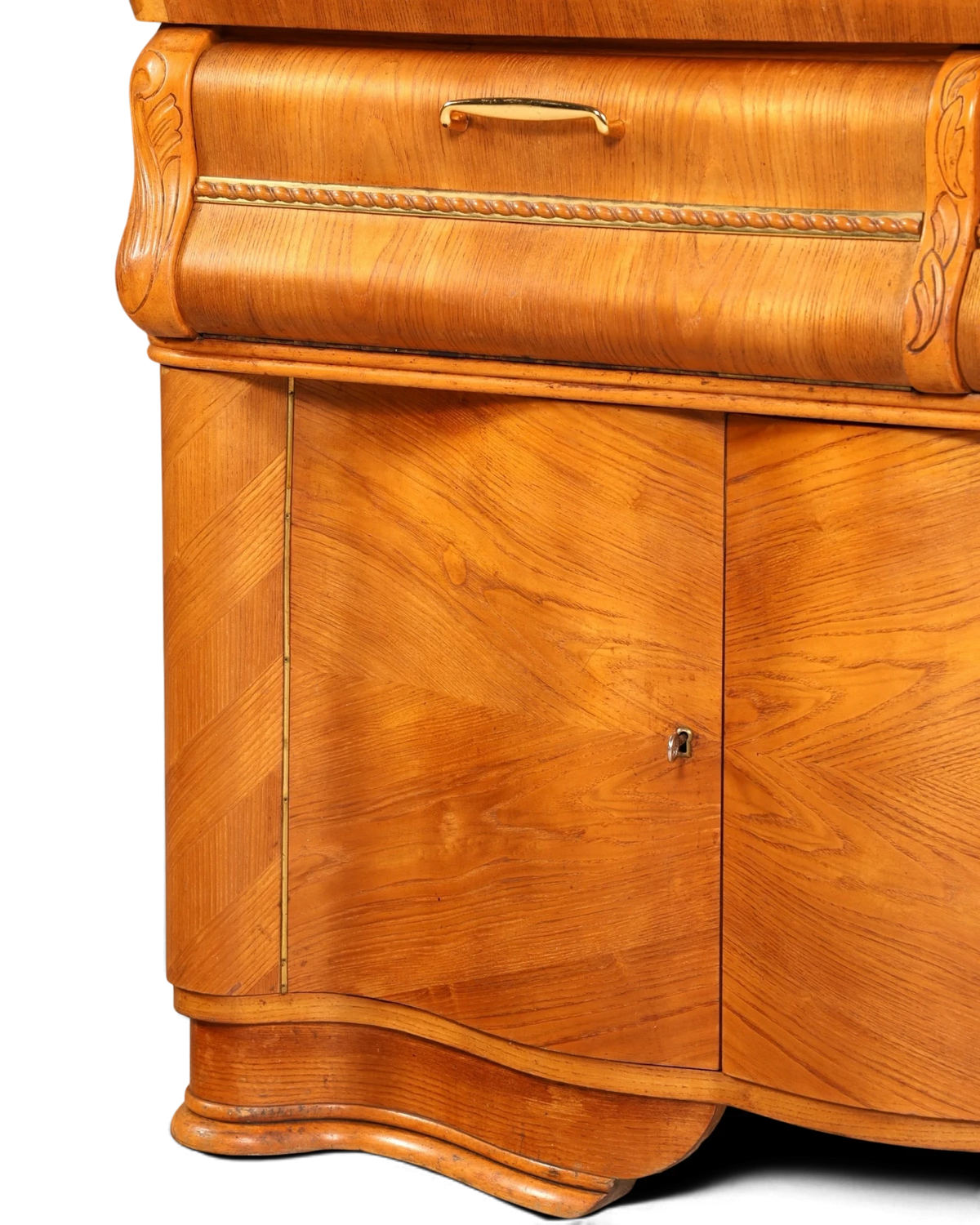 Hauptstadt Möblerei H880 Kommode aus hellem Holz mit geschwungenen Fronten und goldenen Akzenten im Detail