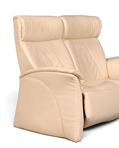 Hauptstadt Möblerei Ledersofa in Creme mit hoher Rückenlehne und gepolsterten Armlehnen