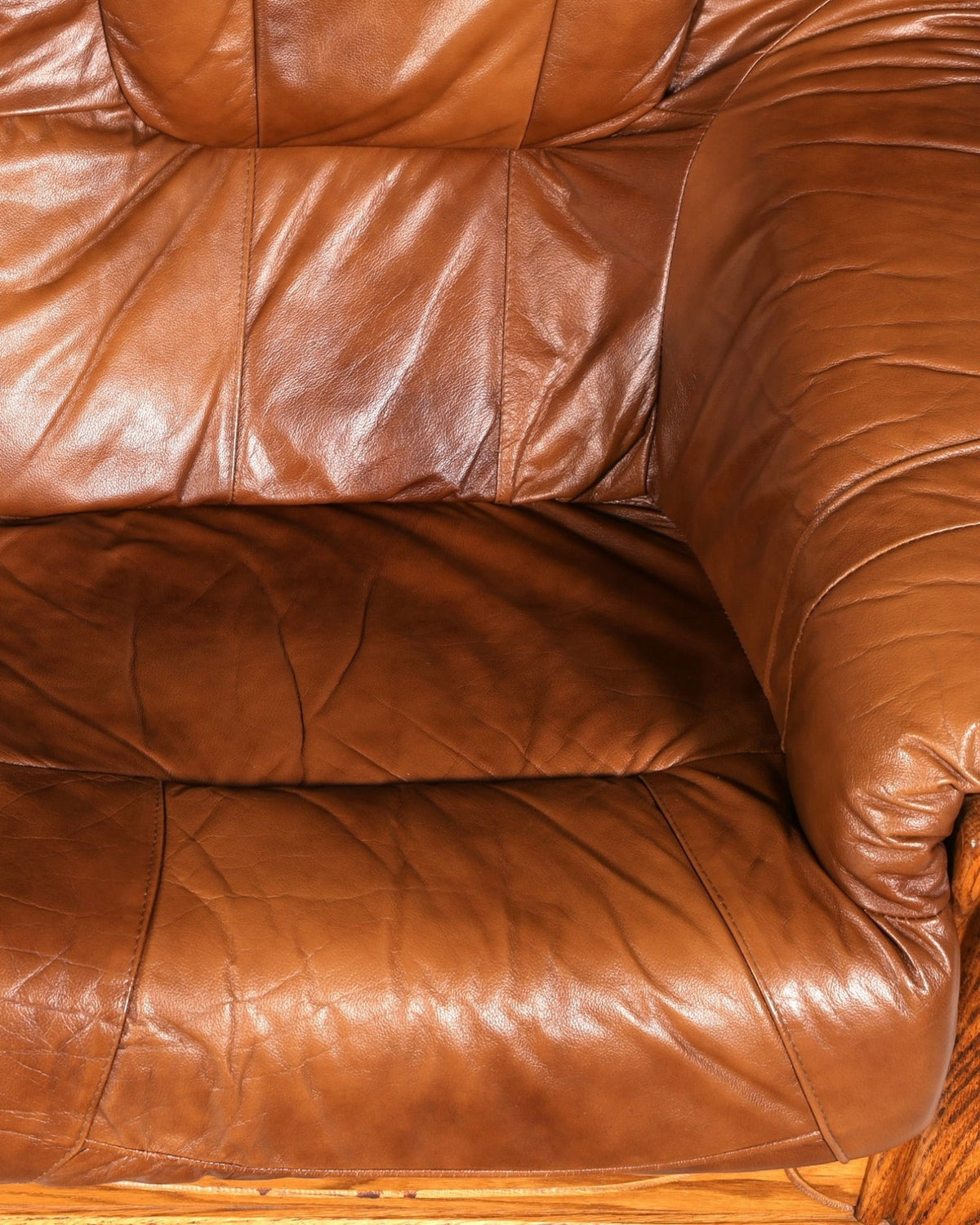 Hauptstadt Möblerei 3-Sitzer Ledercouch in Cognacbraun mit weicher Polsterung und rustikalem Eichenholz-Rahmen