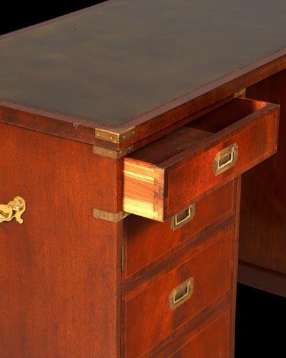 Hauptstadt Möblerei maritimer Schreibtisch im Military Chest Stil aus Holz mit grüner Lederauflage und Messingbeschlägen