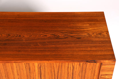 Beeindruckendes Original Hans J. Wegner für RY Møbler Modell RY 25 Sideboard Palisander Holz TV Kommode Vintage Schiebetür Schrank 2 von 2