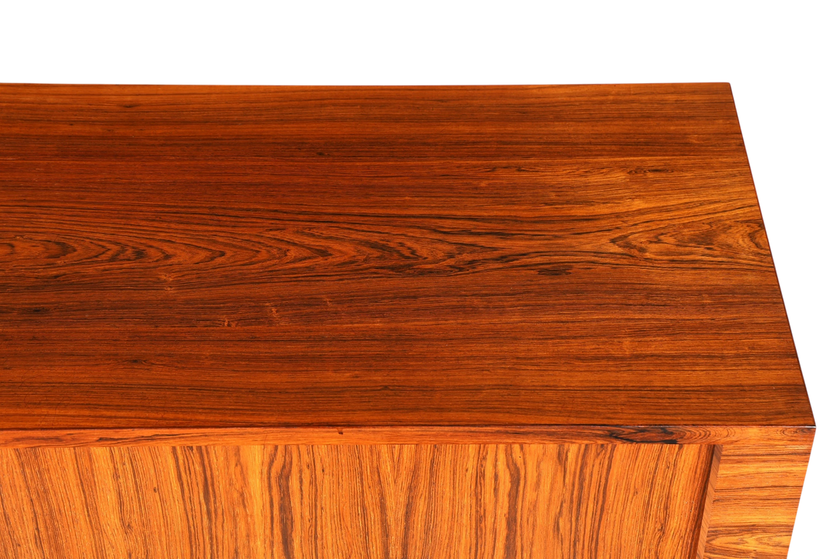 Beeindruckendes Original Hans J. Wegner für RY Møbler Modell RY 25 Sideboard Palisander Holz TV Kommode Vintage Schiebetür Schrank 2 von 2