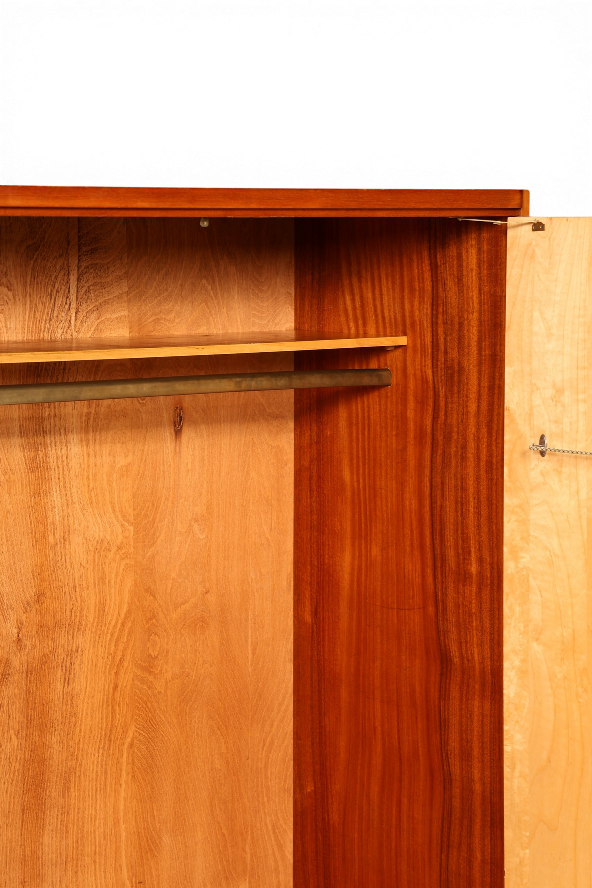 Hauptstadt Möblerei Mid Century Kleiderschrank aus Echtholz mit Kleiderstange und Einlegeboden im Innenraum