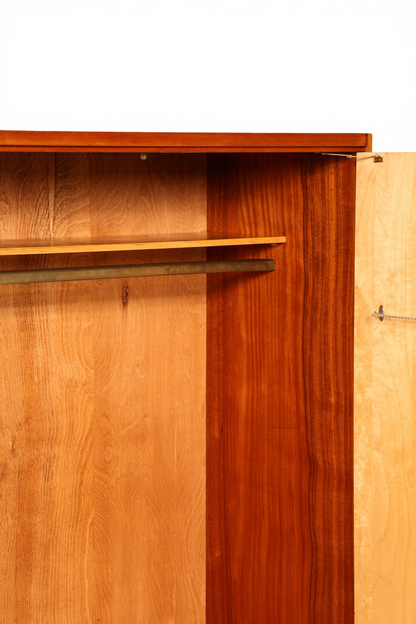 Hauptstadt Möblerei Mid Century Kleiderschrank aus Echtholz mit Kleiderstange und Einlegeboden im Innenraum