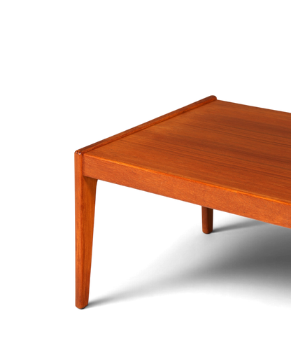 Hauptstadt Möblerei Mid Century Couchtisch aus massivem Teakholz mit markanter Maserung im 70er Jahre Retro-Design
