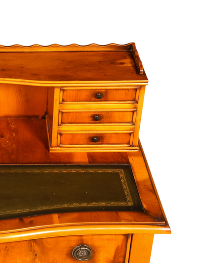 Hauptstadt Möblerei Schreibtisch aus Holz mit H912 Finish, drei Schubladen und grüner Ledereinlage