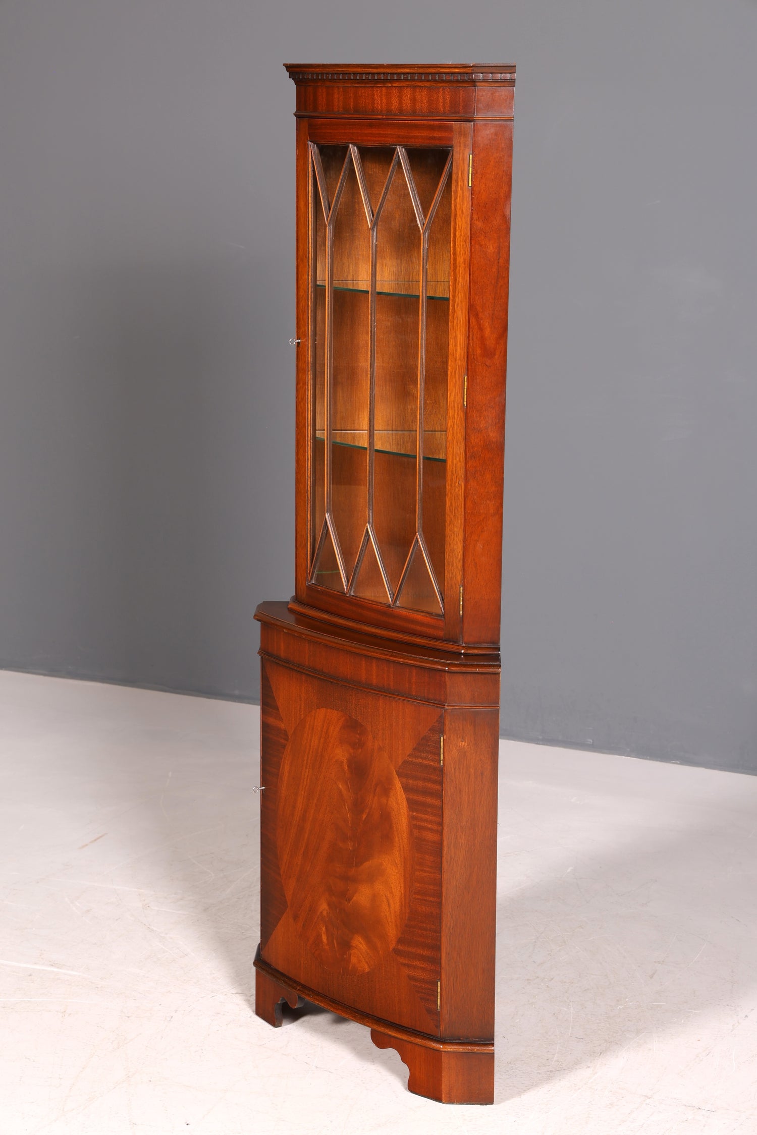 G028 Finish cm Wunderschöne Englische Eckvitrine Mahagoni Antik 60s echt Holz Schrank Eckschrank Glasvitrine