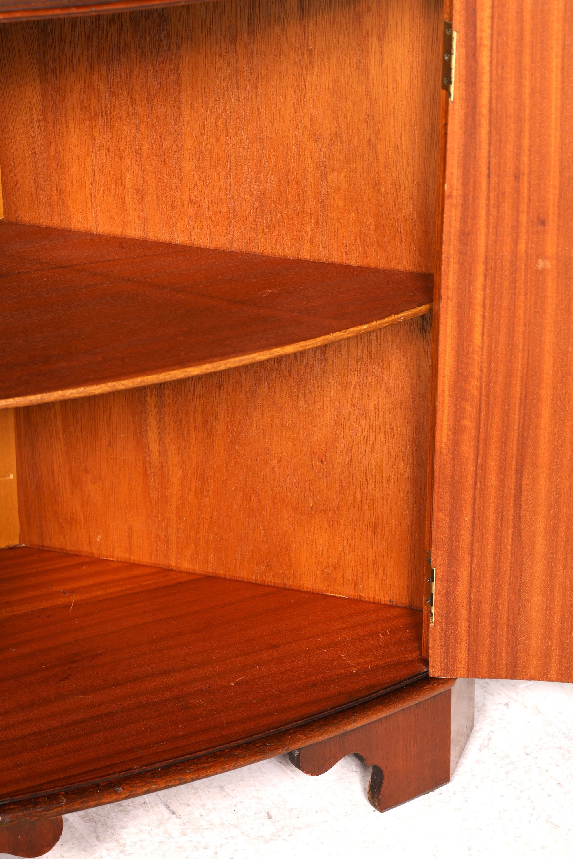 G028 Finish cm Wunderschöne Englische Eckvitrine Mahagoni Antik 60s echt Holz Schrank Eckschrank Glasvitrine