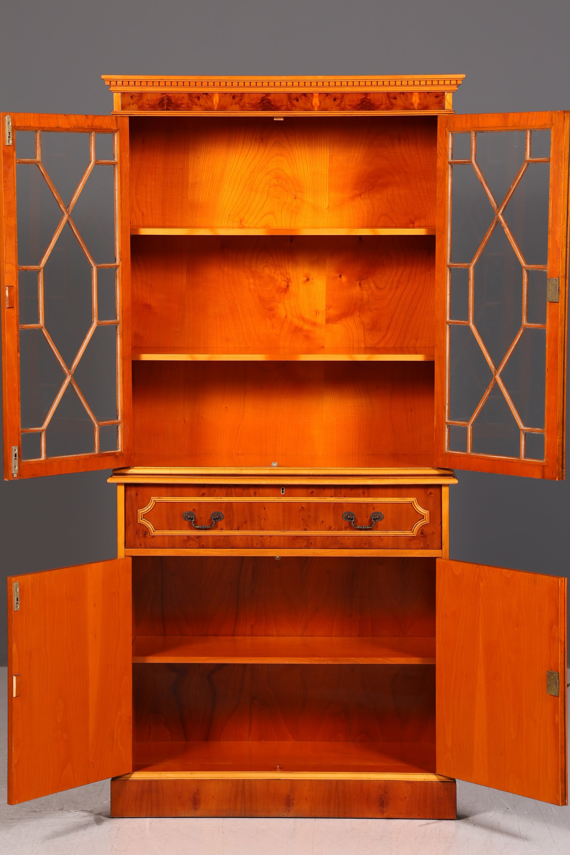 Edler Englischer Sekretär Vitrine Eibe Aufsatzsekretär Schreibschrank Glasvitrine Bücherschrank Antik Vintage