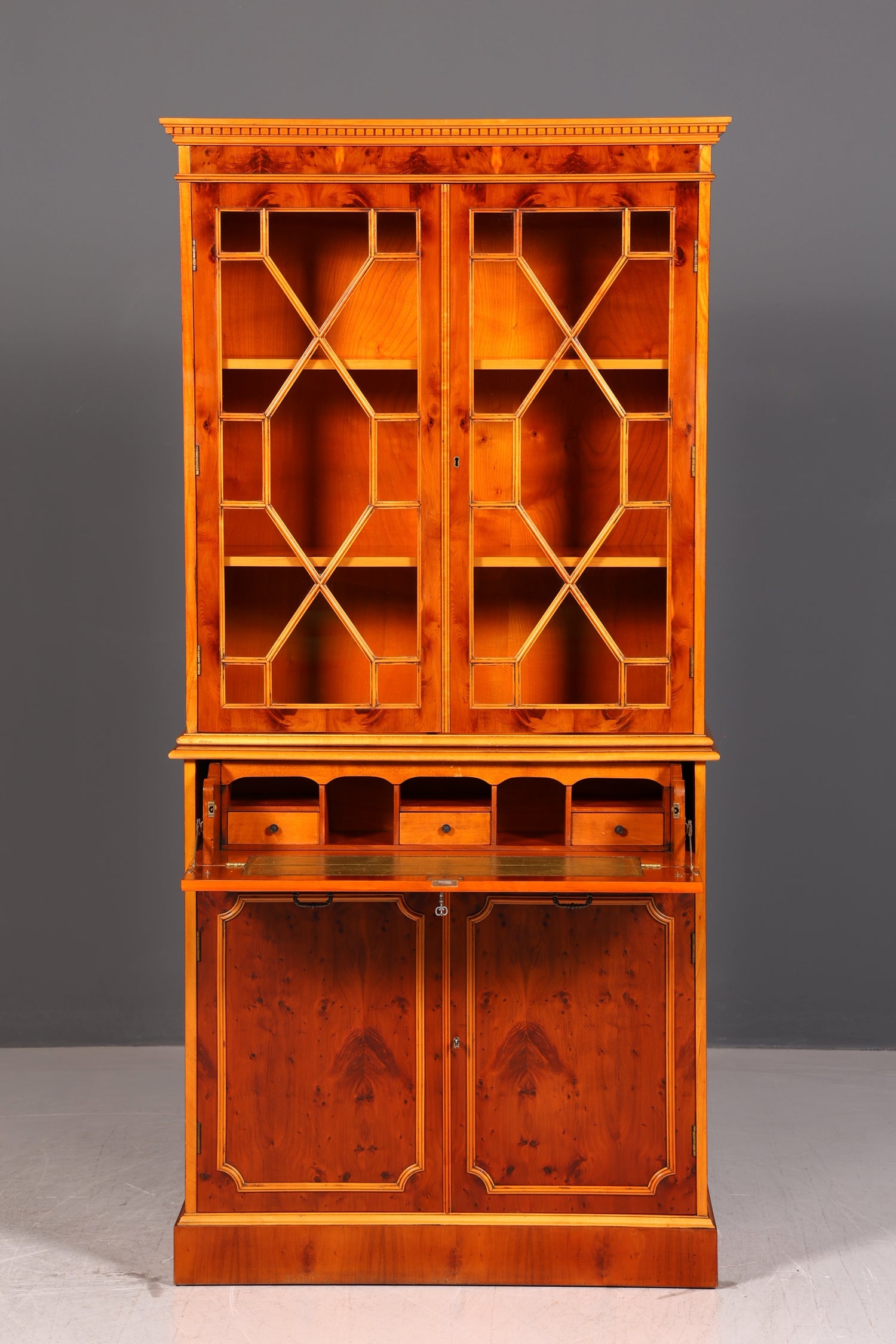 Edler Englischer Sekretär Vitrine Eibe Aufsatzsekretär Schreibschrank Glasvitrine Bücherschrank Antik Vintage