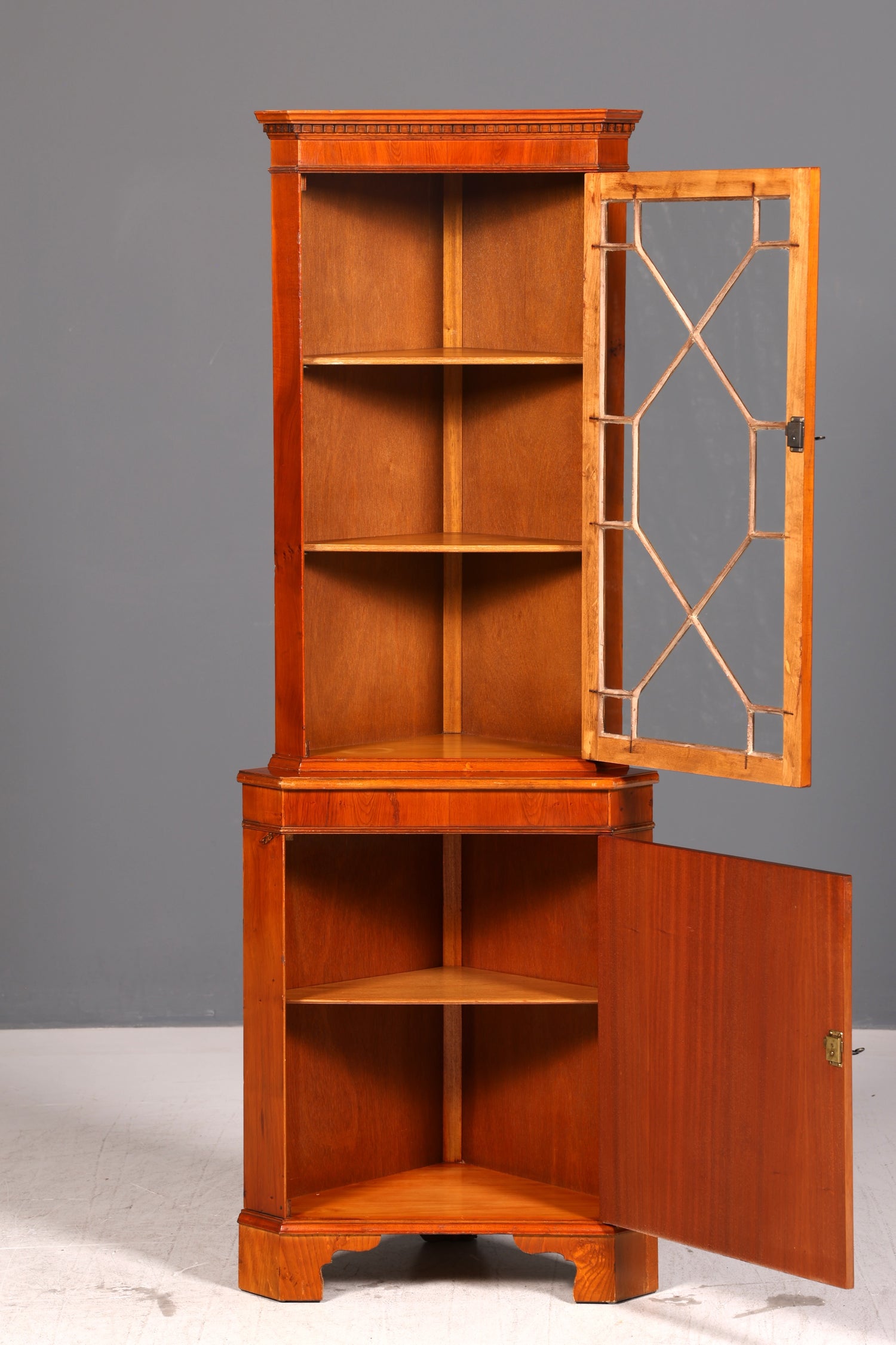 Wunderschöne Englische Eckvitrine Eibe Eckschrank Glasvitrine Vitrine Antik Echt Holz 60er Vintage