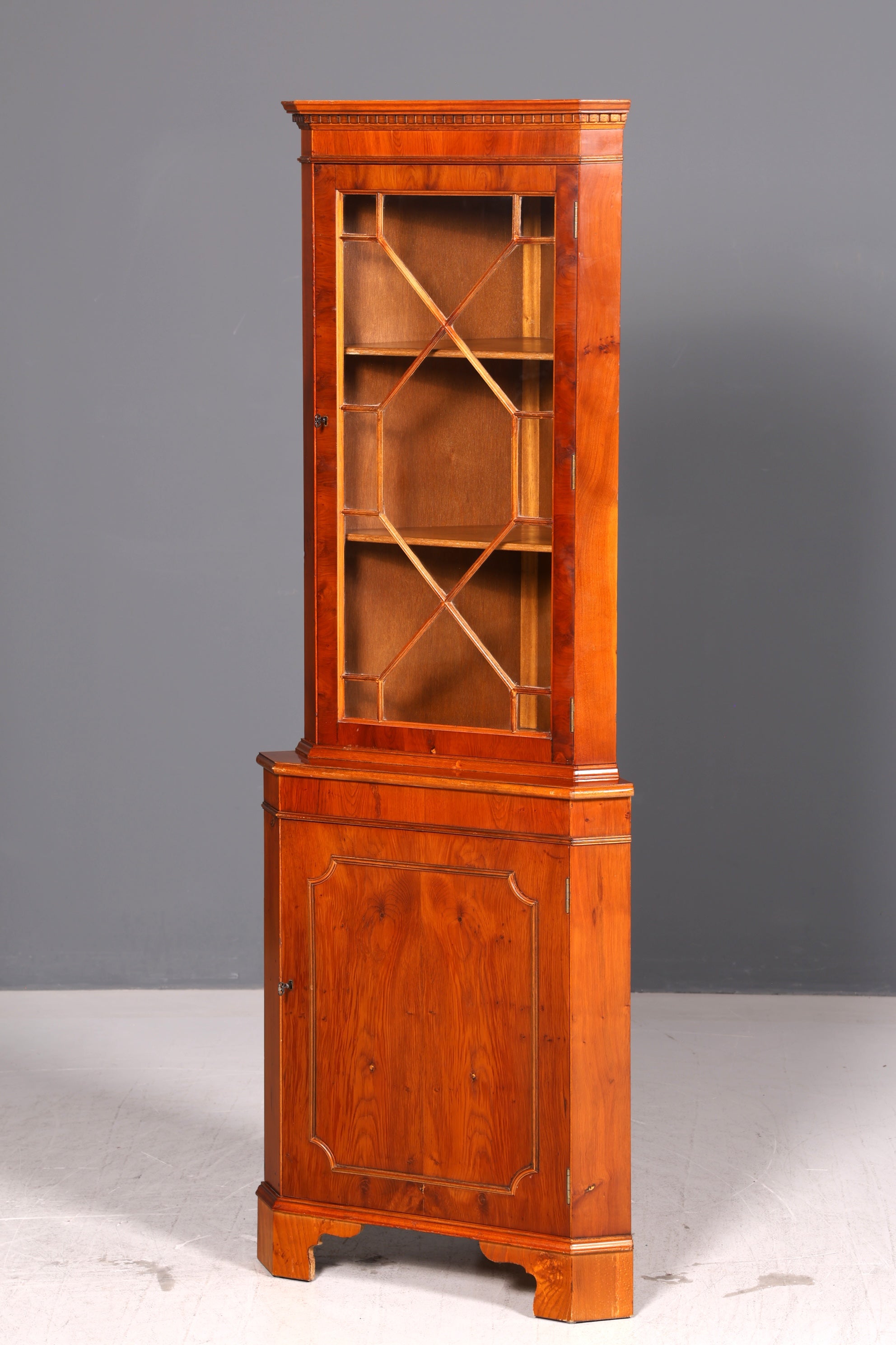 Wunderschöne Englische Eckvitrine Eibe Eckschrank Glasvitrine Vitrine Antik Echt Holz 60er Vintage