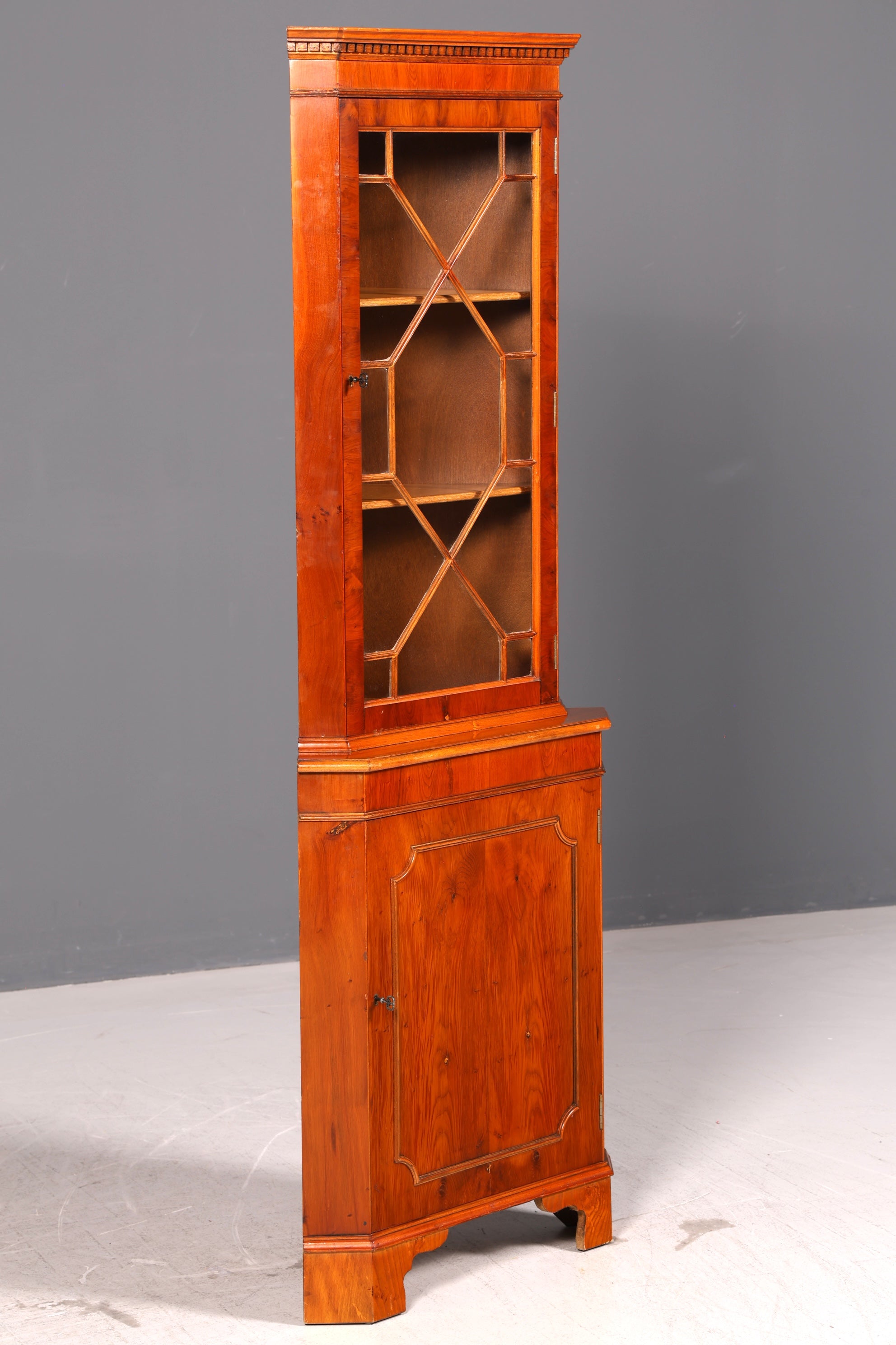 Wunderschöne Englische Eckvitrine Eibe Eckschrank Glasvitrine Vitrine Antik Echt Holz 60er Vintage