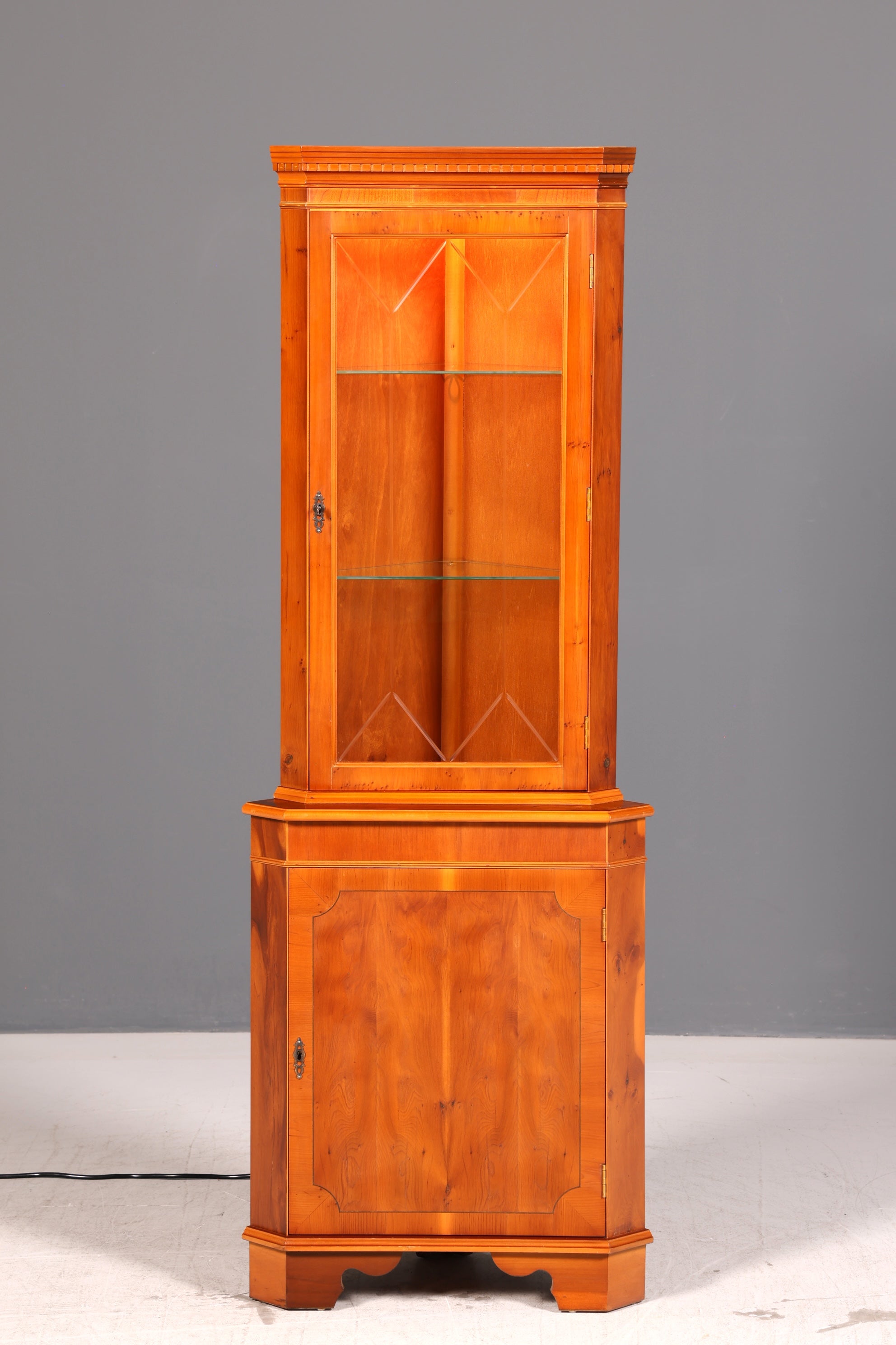 Wunderschöne Englische Eckvitrine Eibe Eckschrank Glasvitrine Vitrine mit Beleuchtung Antik Echt Holz Vintage
