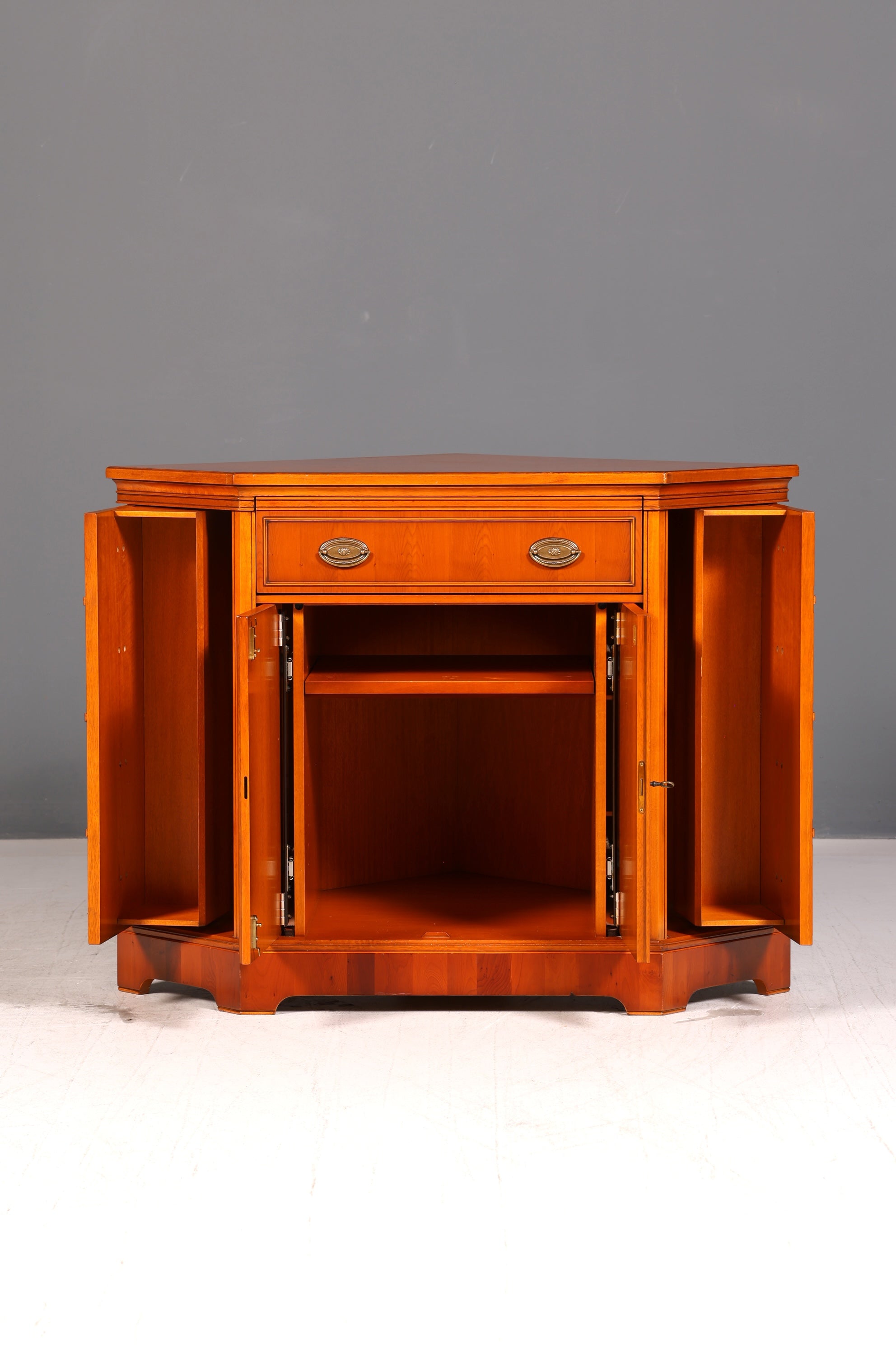 Edler Eckschrank der Marke Heldense Eibe Eckkommode Kommode Sideboard Schrank Antik Vintage