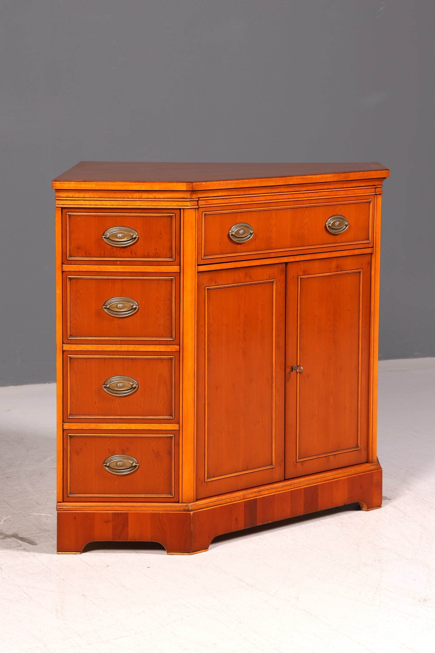 Edler Eckschrank der Marke Heldense Eibe Eckkommode Kommode Sideboard Schrank Antik Vintage