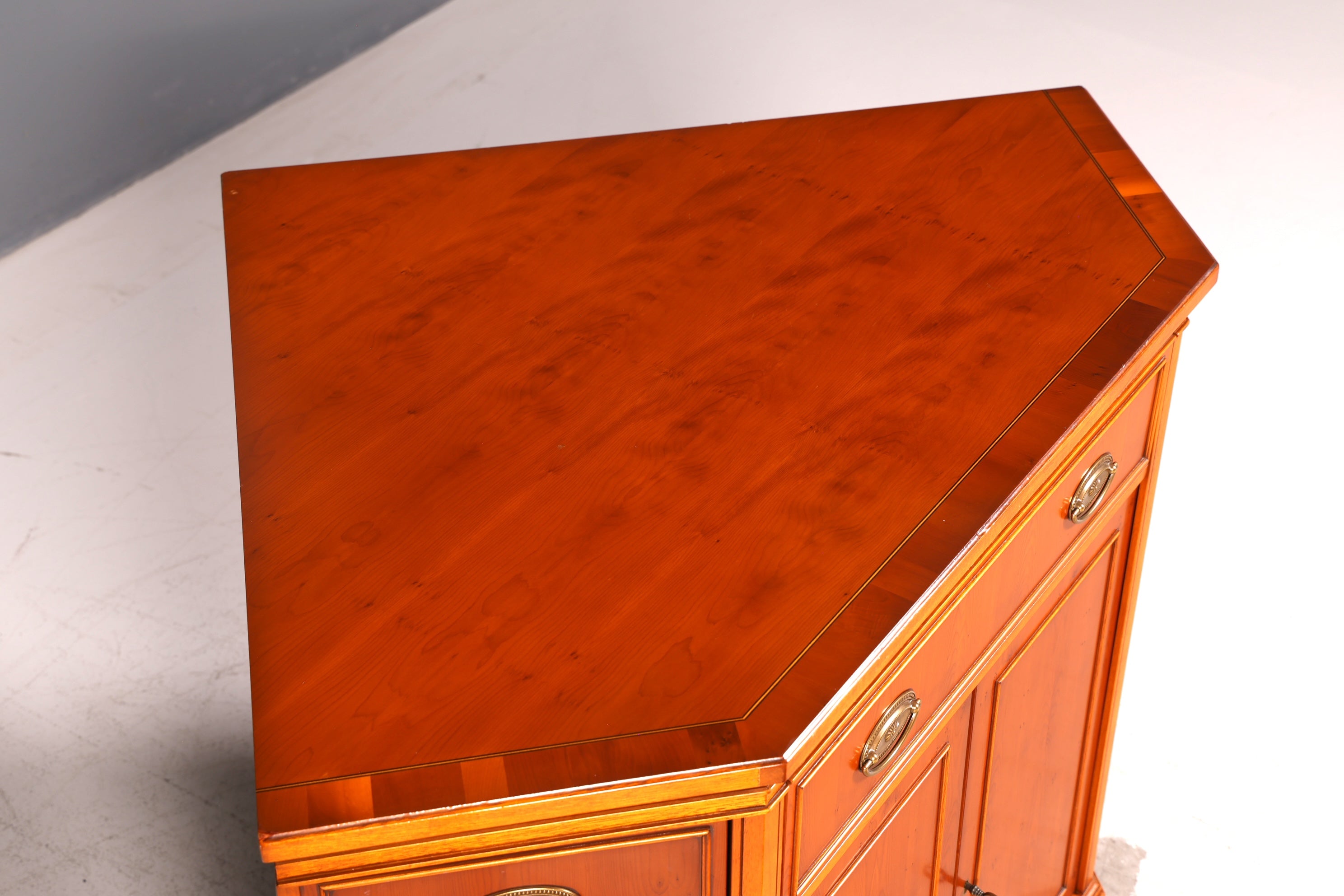 Edler Eckschrank der Marke Heldense Eibe Eckkommode Kommode Sideboard Schrank Antik Vintage