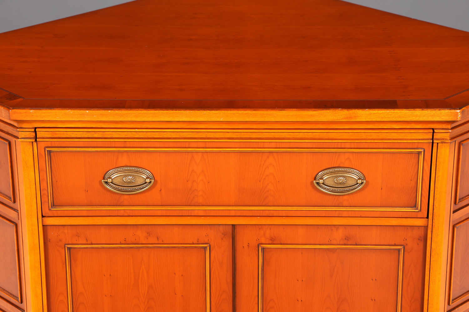 Edler Eckschrank der Marke Heldense Eibe Eckkommode Kommode Sideboard Schrank Antik Vintage