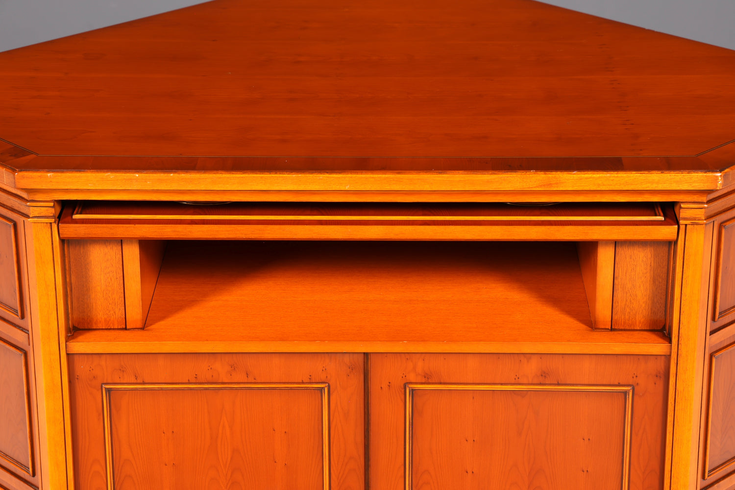 Edler Eckschrank der Marke Heldense Eibe Eckkommode Kommode Sideboard Schrank Antik Vintage