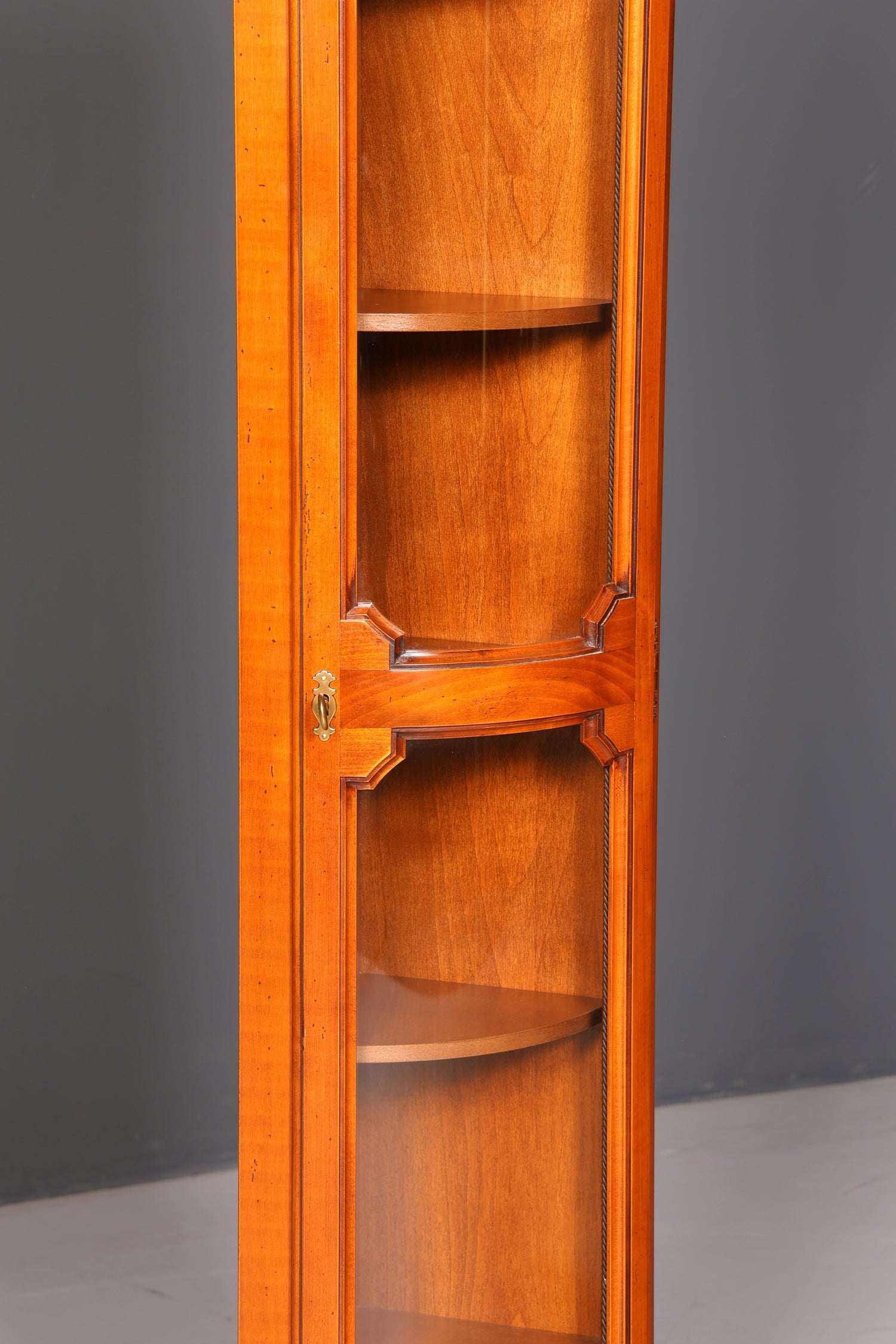 Wunderschöne Eckvitrine der Marke Selva Eckschrank Glasvitrine Vitrine Echt Holz Antik Vintage