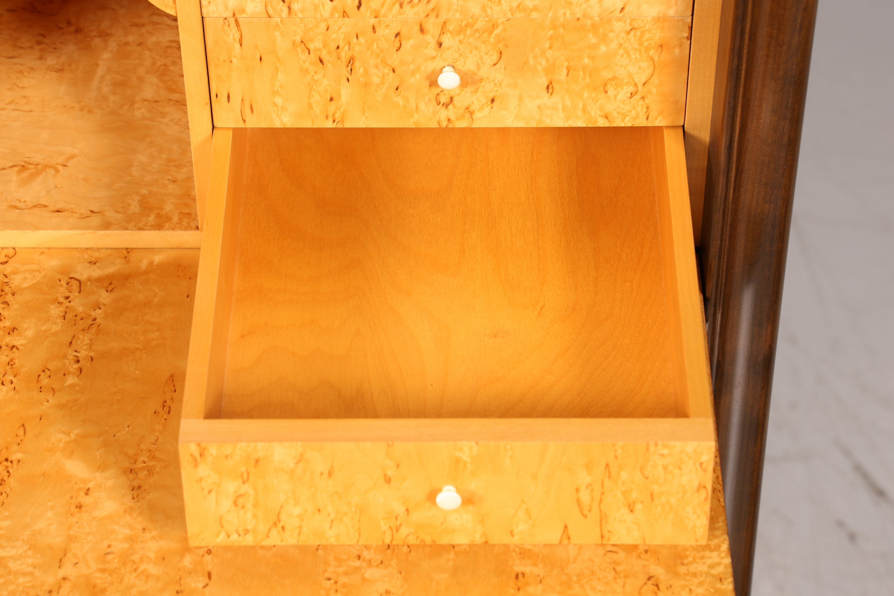 Stilvoller Sekretär im Englischen Stil Büro Vertiko Kommode Mahagoni Schreibkommode