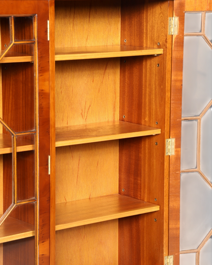 Prachtige Engelse vitrinekast van taxushout, boekenkast, glazen kast, buffetkast, bibliotheekkast, antiek, vintage