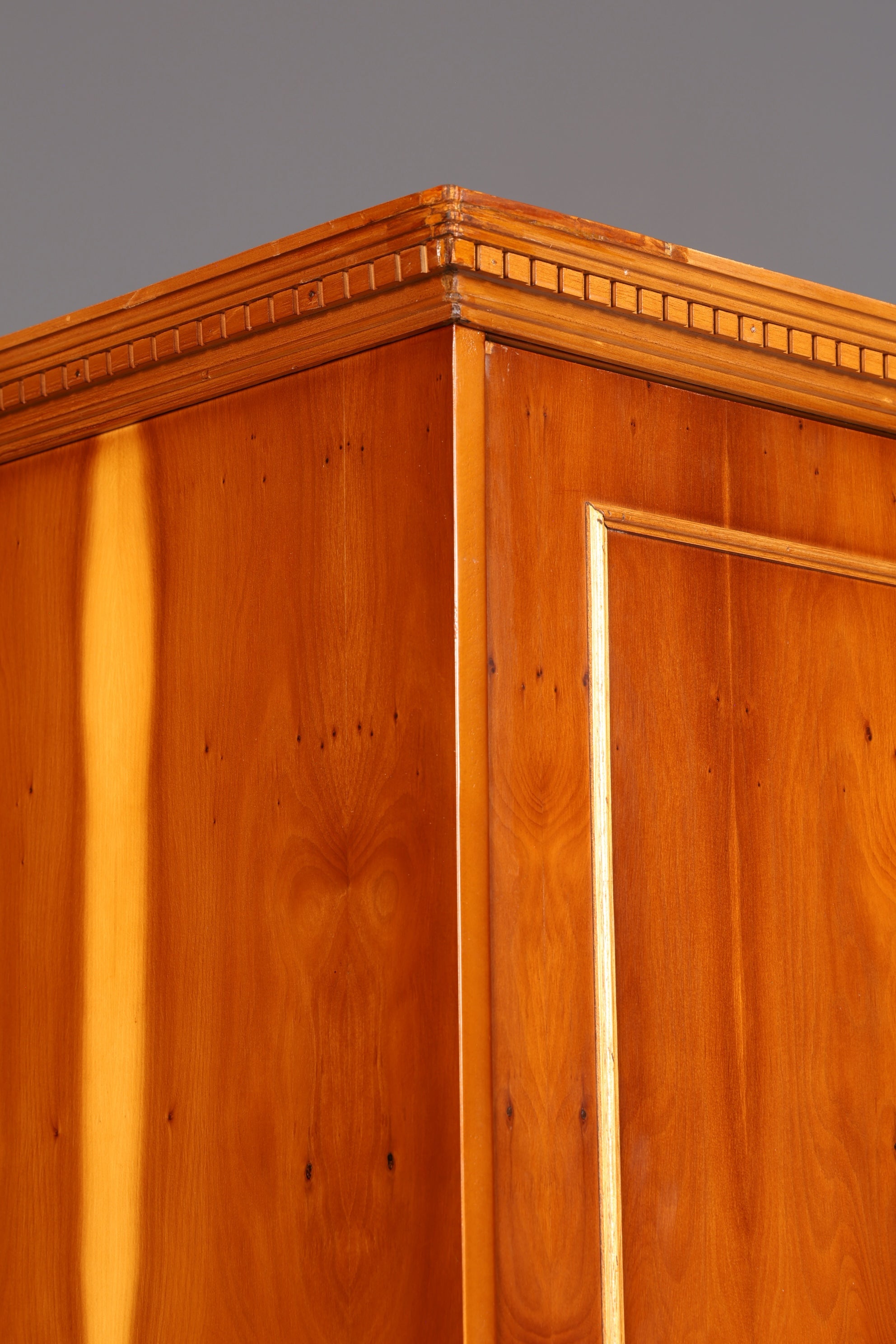 Wunderschöner Englischer Kleiderschrank Dielenschrank Wäscheschrank Schrank Antik Massivholz Vintage