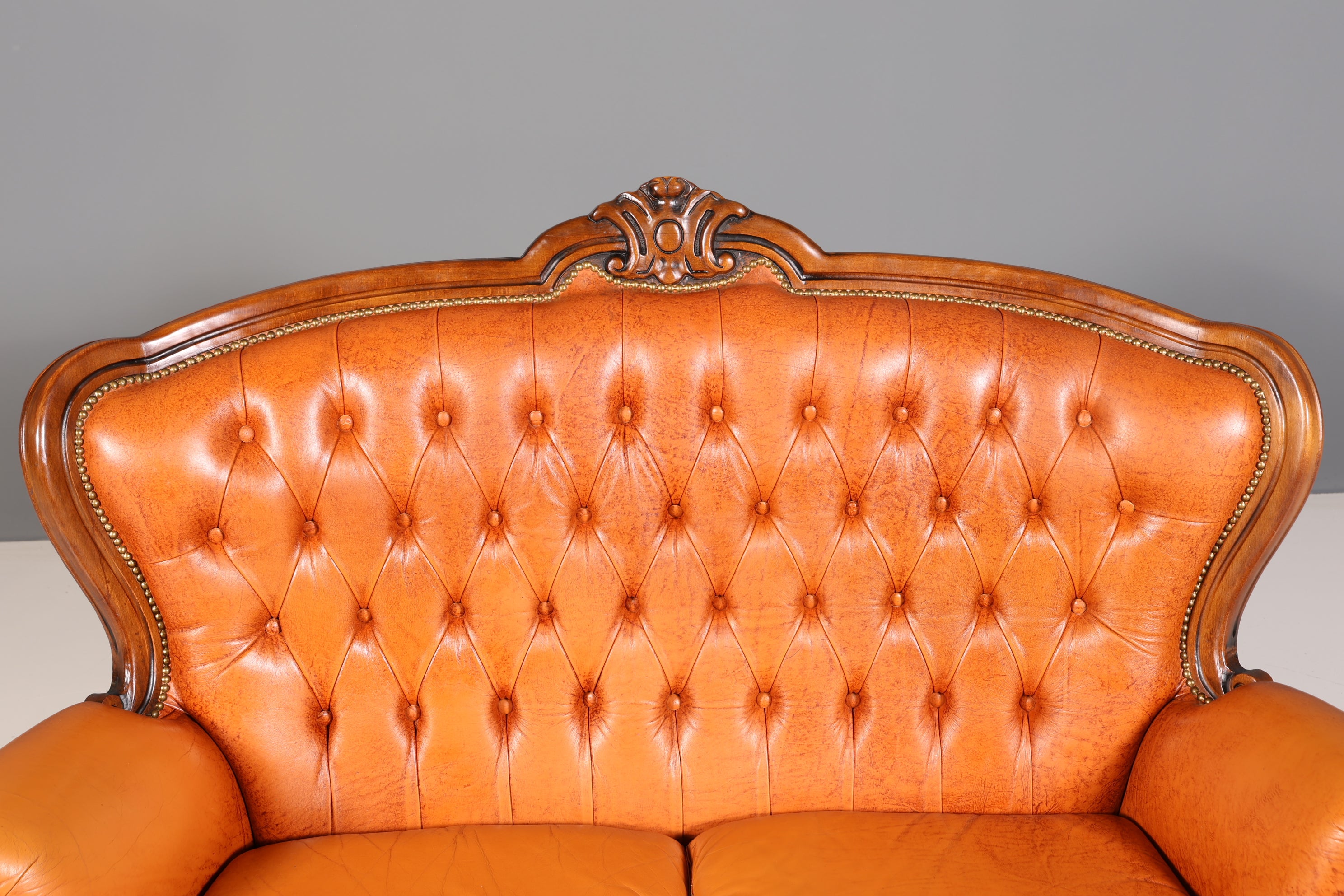 Königliches Barock Sofa 2-Sitzer echt Leder Rokoko Canapé Luxus Chesterfield Couch