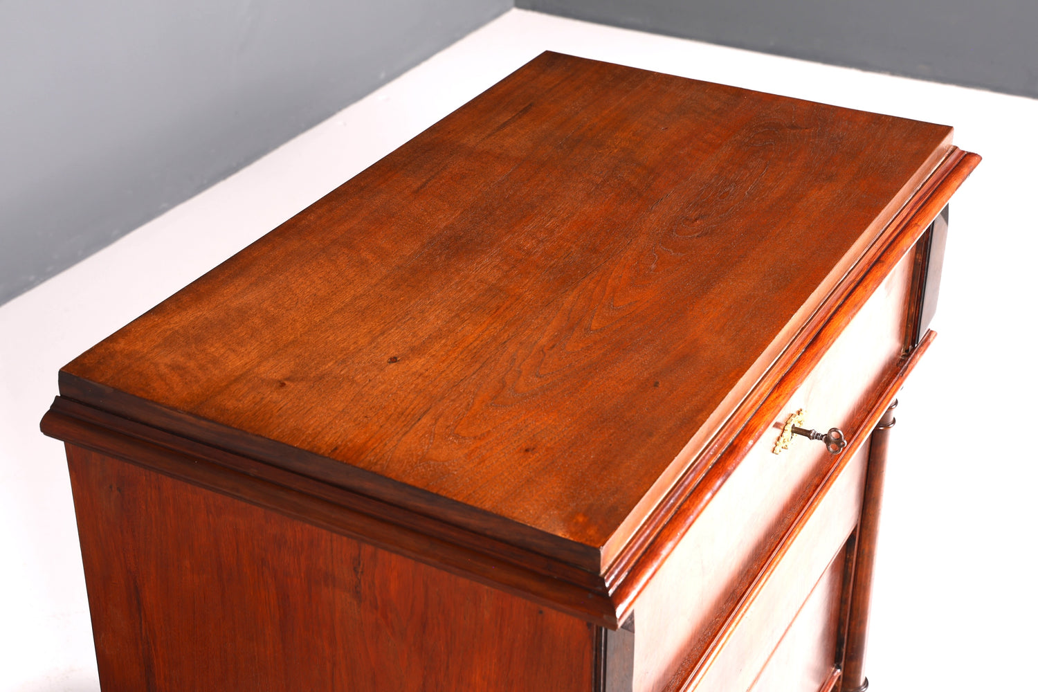 Elegant Gründerzeit (late 19th-century) Louis Philippe chest of drawers, sideboard, circa 1880.