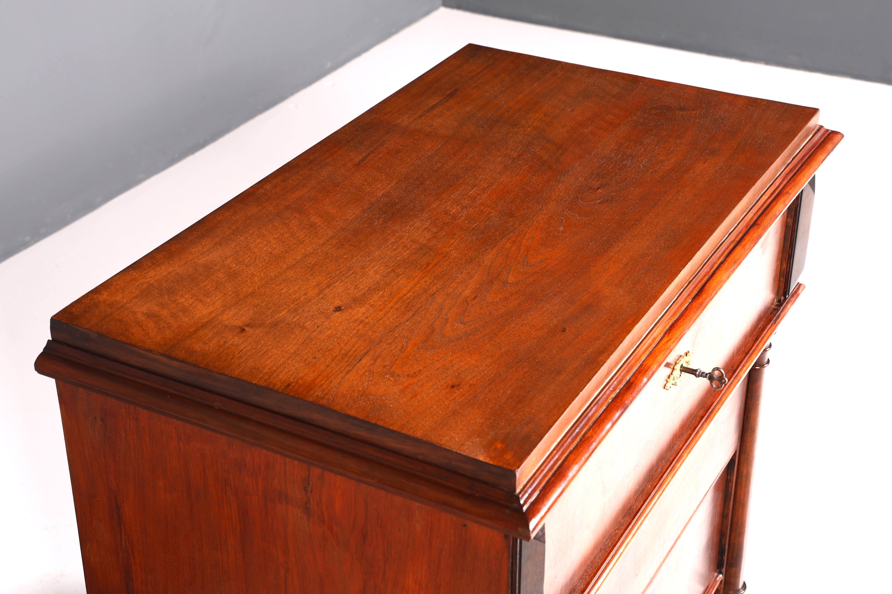 Elegant Gründerzeit (late 19th-century) Louis Philippe chest of drawers, sideboard, circa 1880.