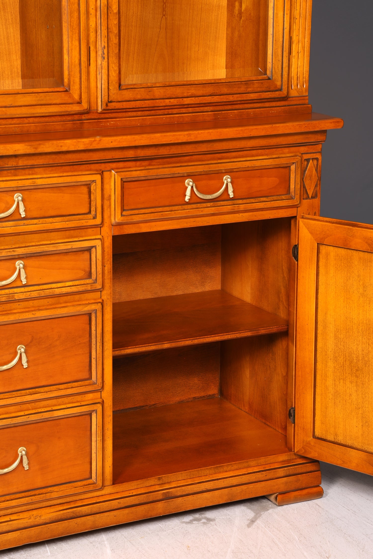Wunderschöne Original Selva Vitrine Villa Borghese massiv Holz Buffet Schrank Bibliothek