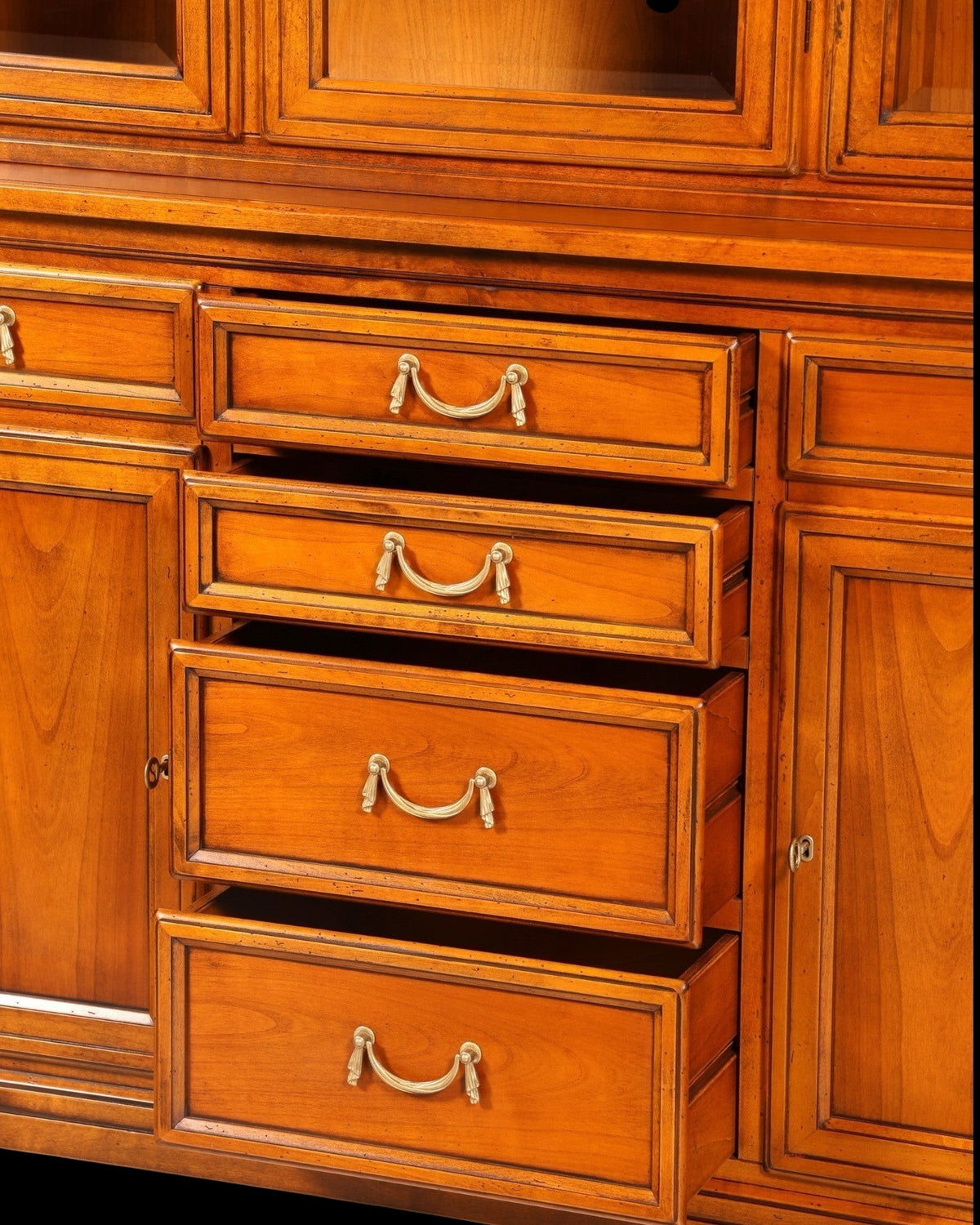 Hauptstadt Möblerei Selva Villa Borghese Vitrine aus massivem Holz mit vier ausgezogenen Schubladen und Messinggriffen